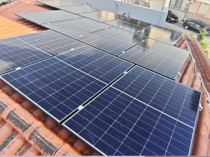 Αυτόνομο φωτοβολταϊκό σύστημα 13,8 kWp σε κατοικία — Λιόσια Αττικής